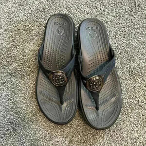 Crocs Sanrah Flip Flop Wedge Black with Gold Circle Women Size 6